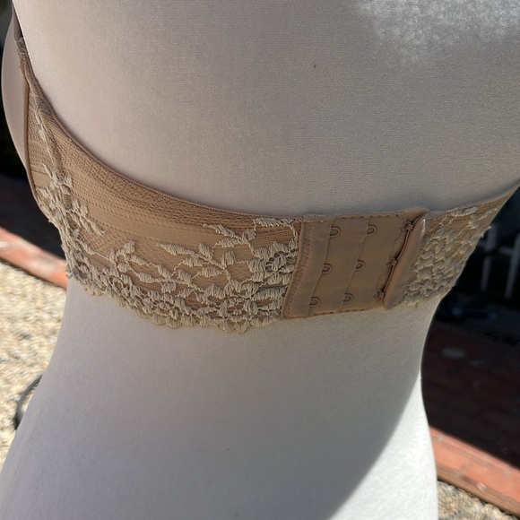NWOT  Wacoal Strapless  Bra Tan and Creamy Lace Trim Beautiful Details 32 DD - Picture 8 of 9